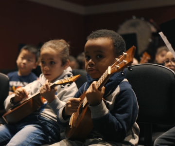 Dés la maternelle des enfants des écoles de quartiers prioritaires de Marseille apprennent à jouer de la mandoline